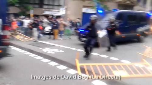 Catalogna, la polizia spara in faccia a manifestante