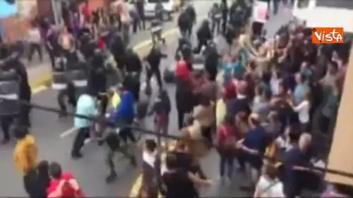 Referendum Catalogna, carica della polizia sui manifestanti a Vallalta, comune di 1200 abitanti