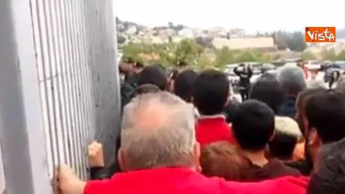 Referendum Catalogna, polizia irrompe nei seggi, scontri in tutta Barcellona