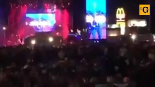 "Oddio, state giù. Giù!". Il cantante si accorge degli spari