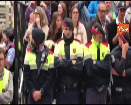 Catalogna, ovazione per i mossos. E gli agenti si commuovono