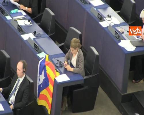 Parlamento Ue: bandiere catalane, rose e cartelli contro Rajoy