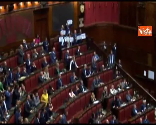 Legge elettorale, governo pone la fiducia alla Camera. In aula scoppia il caos