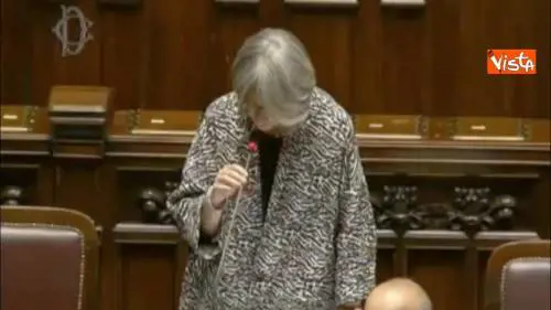 Finocchiaro annuncia fiducia in aula, scoppia il caos