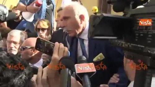 Di Battista contestato dalla piazza di Pappalardo: noi con gli abusivi non parliamo