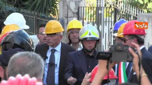 Il Cav col caschetto argento dei Vigili del Fuoco visita la zona rossa di Casamicciola