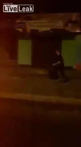 Corre nuda in strada per rincorrere il fidanzato