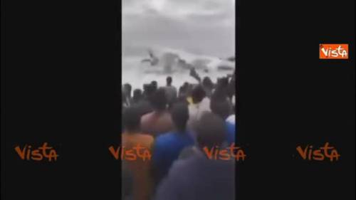 Incidente aereo in Costa d'Avorio: le immagini dalla spiaggia