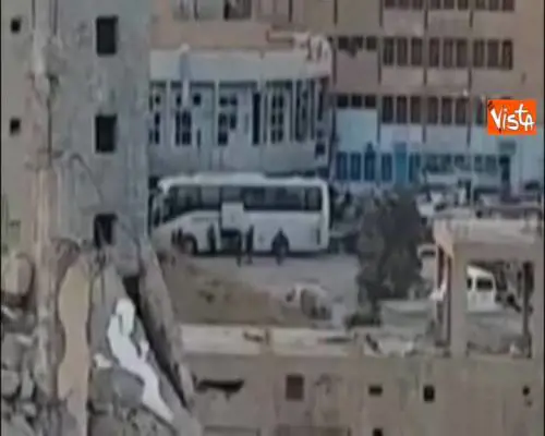 Ophelia, uomo rischia la vita per portare in salvo l'auto sommersa dalle onde