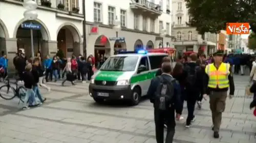 Uomo accoltella passanti a Monaco, polizia intesifica controlli con elicotteri e agenti armati
