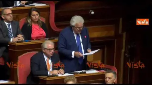 Parla Verdini al Senato, i grillini escono dall'aula