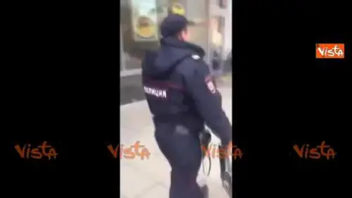 Passeggia con una mitragliatrice Ak-47 come se fosse un giocattolo