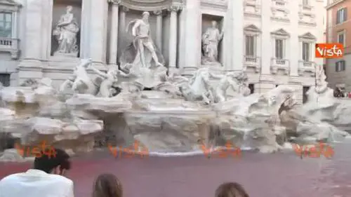 Fontana di Trevi si tinge di rosso, qualcuno ha versato vernice in acqua