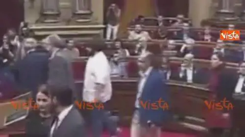 Catalogna, gli unionisti lasciano il Parlamento catalano al grido: "Viva la Spagna"