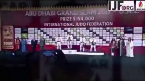 Atleta vince l'oro ad Abu Dhabi ma la cerimonia lo boicotta