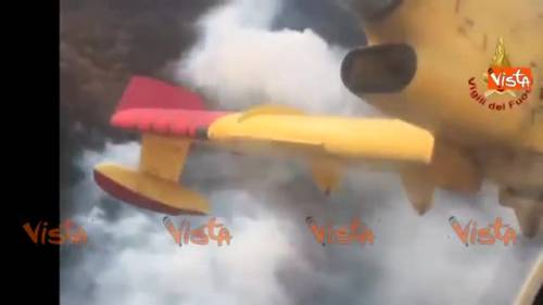Incendi in Val Susa: le incredibili immagini dal Canadair