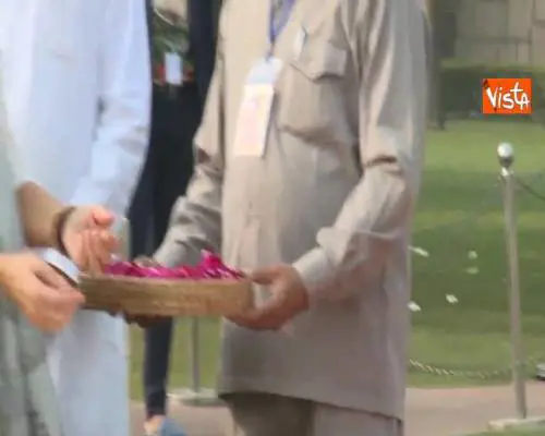 Gentiloni in visita alla tomba di Gandhi in India