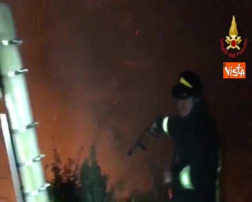 Incendi Val di Susa, lo scenario di notte è infernale. I vigili cercano di domare le fiamme
