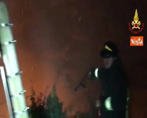  Incendi Val di Susa, lo scenario di notte è infernale. I vigili cercano di domare le fiamme