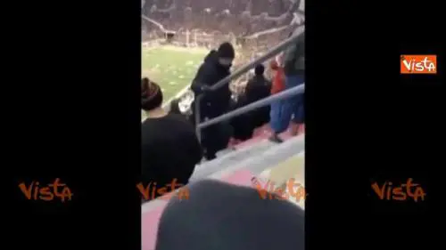 Scalino maledetto allo stadio: inciampano tutti