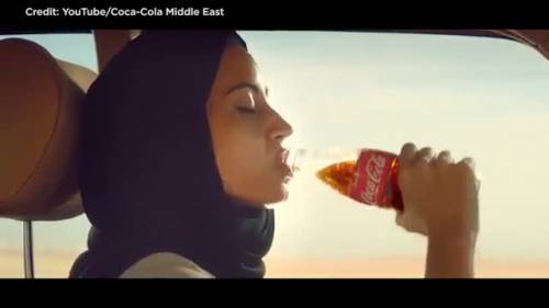 Arabia Saudita, polemica su spot Coca-Cola: "Trae profitto da battaglia diritti donne"