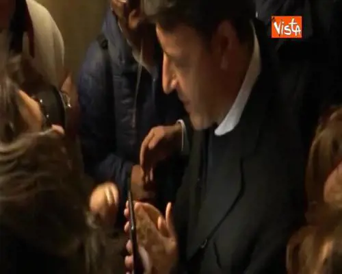 Faccia a faccia tra Renzi e una contestatrice alla stazione di Padova 