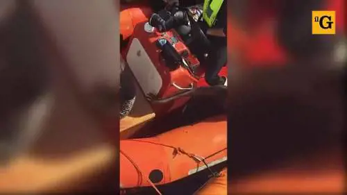 I guardiacoste libici fanno avvicinare Sea Watch per salvare i migranti