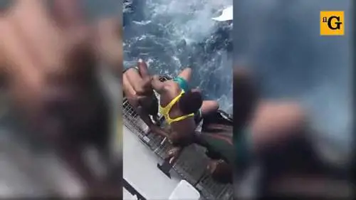 L'ong si avvicina alla Guardia costiera libica per aiutare i migranti