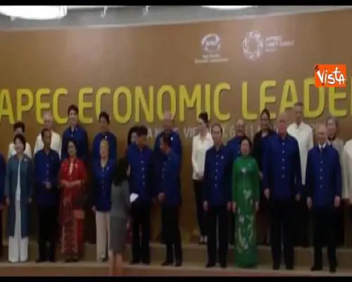 Trump e Putin in camicia blu si stringono la mano al vertice Apec