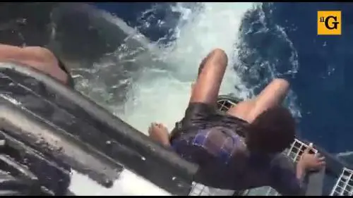 I migranti si buttano in mare per raggiungere la nave dell'ong