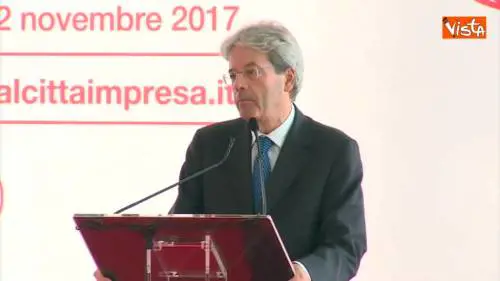 Gentiloni in Lombardia: crescita non va sprecata, su migranti unici ad avere politica decente