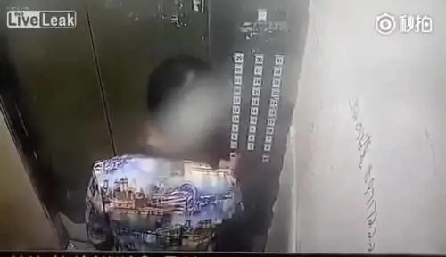 Entra in ascensore, ma finisce malissimo