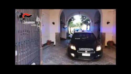 Le immagini del furto con "spaccata": in tre arrestati a Napoli