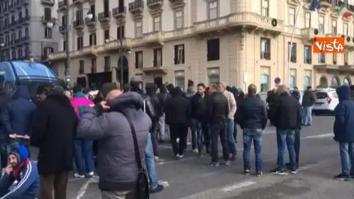 Protesta disoccupati all'esterno del convegno con Martina e De Vincenti a Napoli