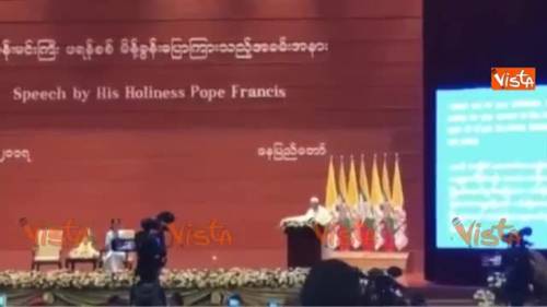 Papa Francesco stringe mano di San Suu Kyi al termine del discorso al palazzo presidenziale Myanmar