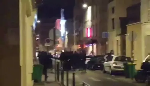 Il raid dei Black bloc a Parigi contro Generazione Identitaria