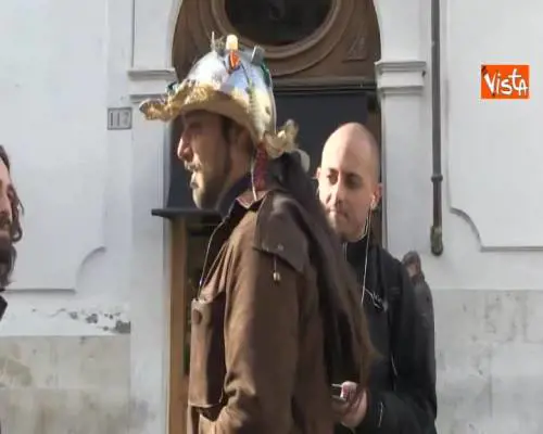 Un pastafariano in piazza Montecitorio per i diritti civili