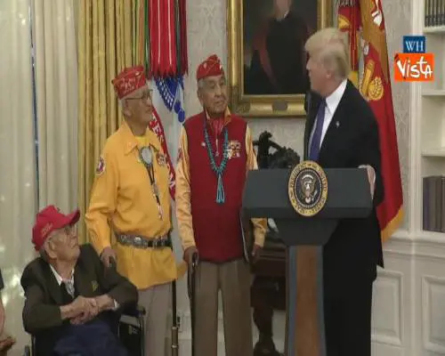 Trump e la gaffe con i nativi americani, cita Pocahontas ma non ride nessuno 