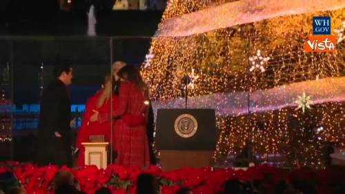 Donald e Melania Trump accendono le luci dell'albero di natale alla Casa Bianca
