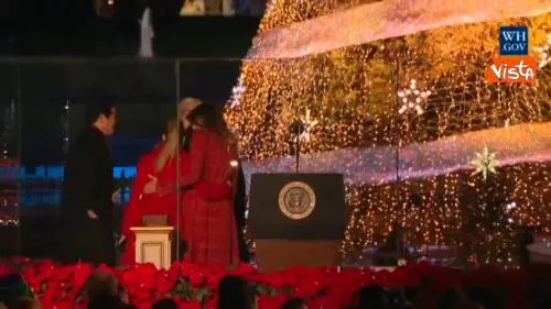 Donald e Melania Trump accendono le luci dell'albero di natale alla Casa Bianca