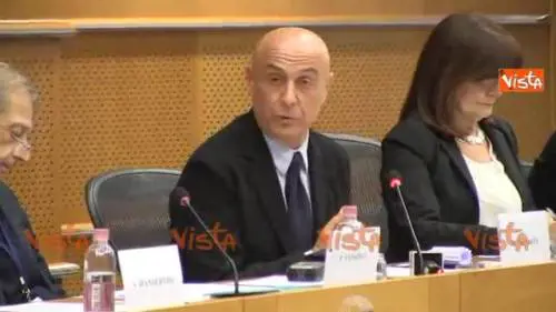 Minniti: non possiamo consegnare chiavi Europa a trafficanti