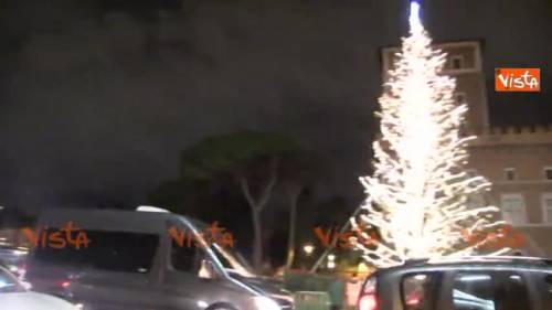 Acceso l'albero di Natale in centro a Roma