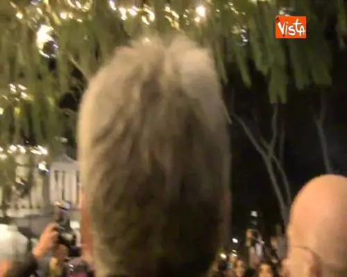 Acceso l'albero di Natale a Piazza Venezia, Raggi fa il conto alla rovescia con i bambini romani