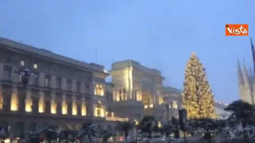 Prima neve a Milano, imbiancato anche il Duomo