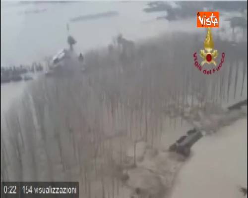 Maltempo, lo straripamento del fiume Enza