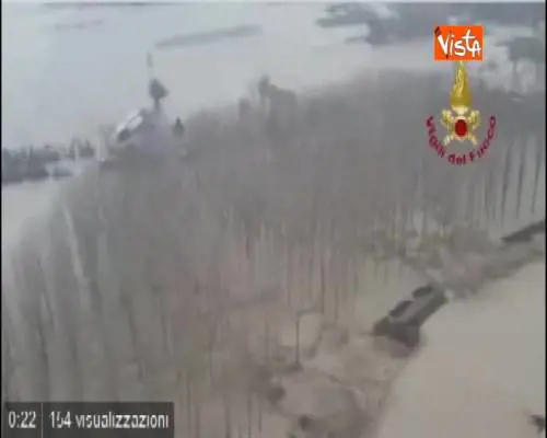 Maltempo, lo straripamento del fiume Enza