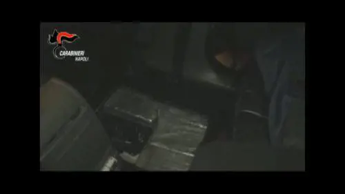 L’ultima trovata dei narcos per trasportare droga in auto: la scoperta a Napoli
