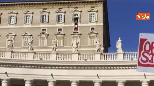 Compleanno Papa Francesco, fedeli cantano 'tanti auguri' a piazza San Pietro
