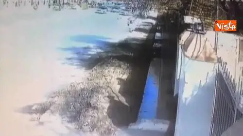 Kamikaze in una chiesa in Pakistan, le immagini delle telecamere di sorveglianza