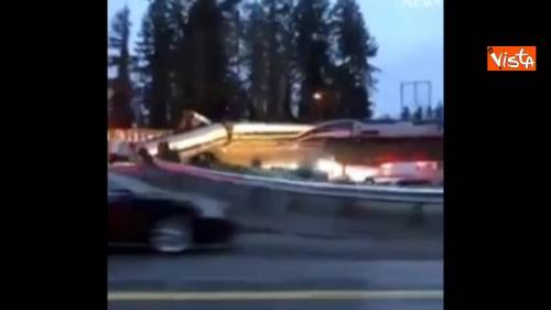 Deraglia treno a Seattle e cade su autostrada, le prime immagini dal luogo dell'incidente